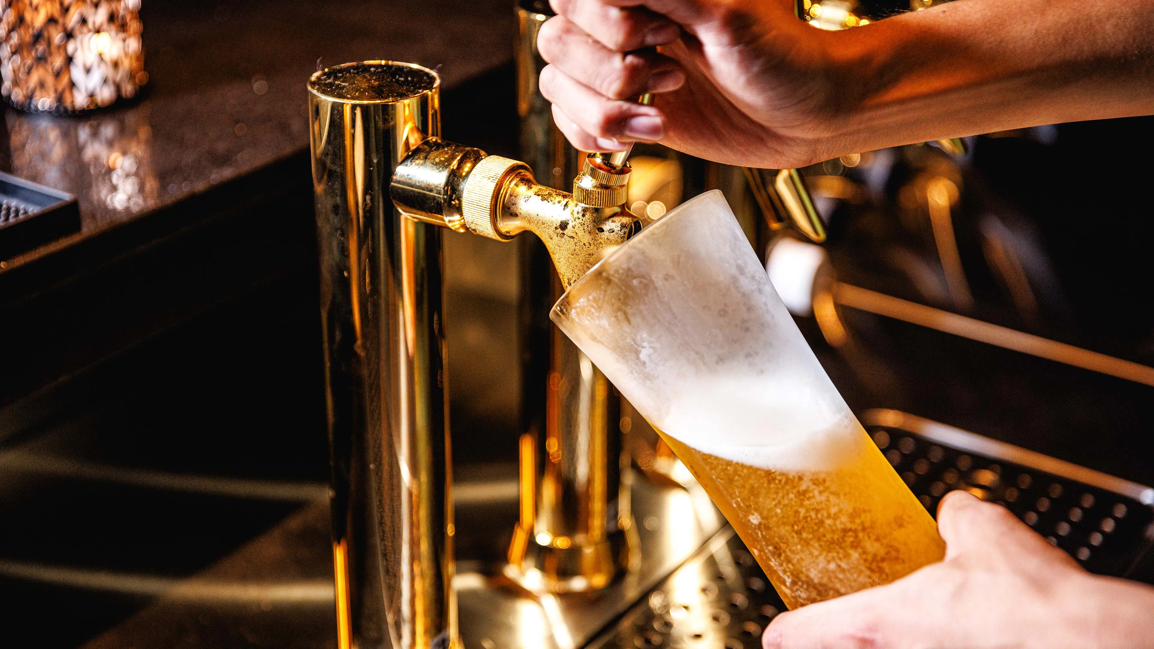 ビールを注ぐ様子